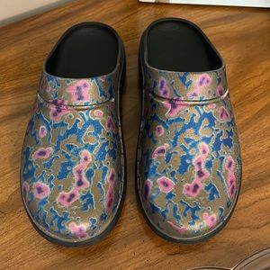 OOFOS Clogs size 12